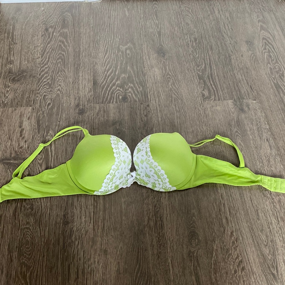 Victoria’s Secret Very Sexy Push Up Bra 34D Green with White Lace